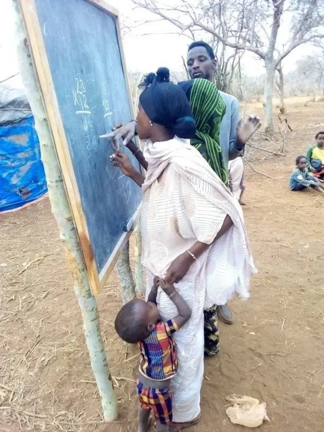 ሳሮ ገልገሎ አርብቶ አደሮችን ሰብስቦ ሲያስተምር 