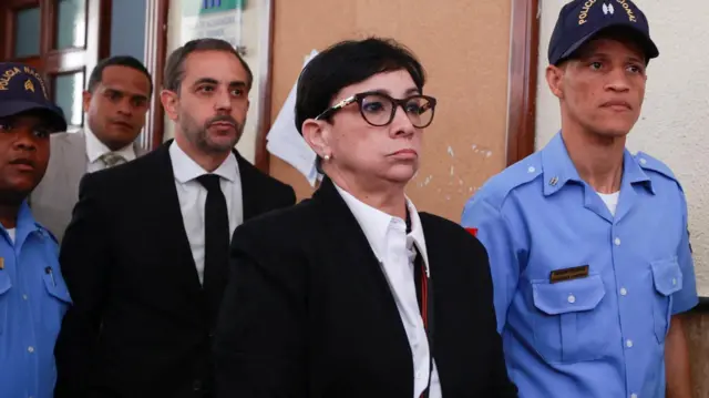 Los hermanos Antonio y Maribel Espaillat llegando al juicio