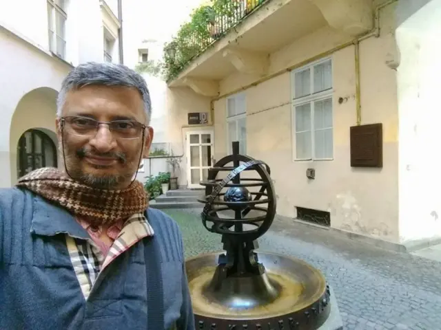 பூமியை விட்டு விலகும் நிலவு