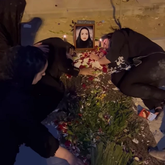 ا﻿نتشار تصاویری از محل دفن حدیث نجفی و با حجاب بودن عکس او در این لحظات موجب شد تا برخی کاربران شبکه‌های اجتماعی از خانواده او انتقاد کنند. مادر حدیث نجفی در ویدئوی اخیر پاسخ این انتقادها را می‌دهد و از ناسزاها گلایه می‌کند