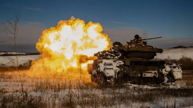 انفجار هائل من اللهب الأبيض والبرتقالي ينبعث من دبابة أوكرانية، وهي تطلق النار باتجاه مواقع روسية في منظر طبيعي ثلجي في منطقة دونيتسك في يناير/كانون الثاني 2024.