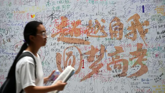 中国官媒《环球时报》前总编辑胡锡进评论，舆论燃烧的背后，是当下社会对“不公平占有资源”的不满。