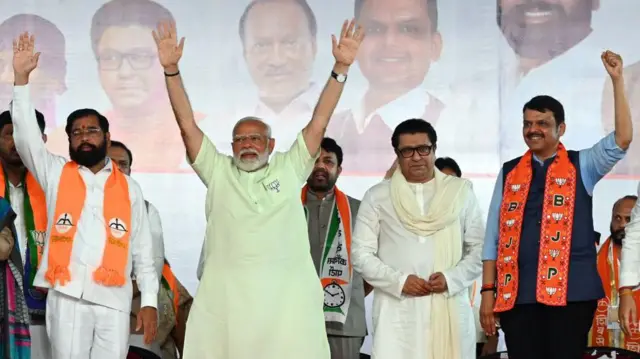 शिवाजी पार्कवर लोकसभा निवडणुकीच्या प्रचार सभेत एकत्र आलेले पंतप्रधान नरेंद्र मोदी, मुख्यमंत्री एकनाथ शिंदे, उपमुख्यमंत्री देवेंद्र फडणवीस आणि राज ठाकरे