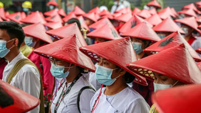 စစ်အာဏာသိမ်းစက ဆရာဆရာမတွေဆန္ဒထုတ်ဖော်နေကြစဉ်