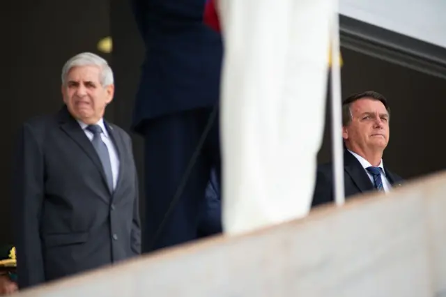 Augusto Heleno ao lado de Bolsonaro