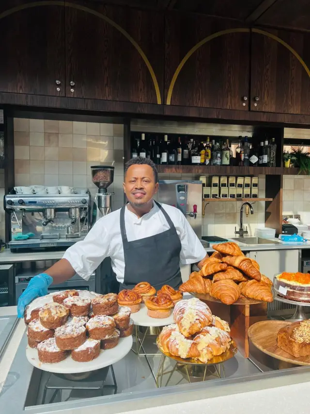 ዳንኤል ከሚሰራቸው ኬኮች ጋር