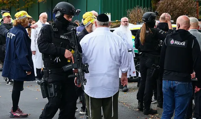 হিটন পার্ক হিব্রু কনগ্রেগেশন সিনাগগের বাইরে ইহুদি সম্প্রদায়ের লোকজনের সঙ্গে কথা বলছে পুলিশ