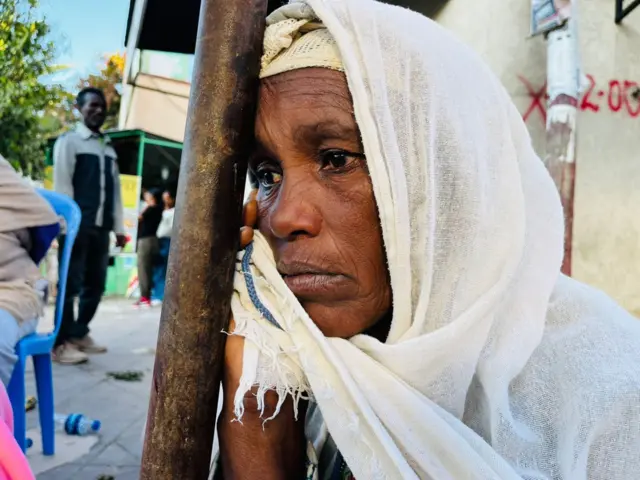 አንዲት ተፈናቃይ በመቀለ ጎዳና ላይ 