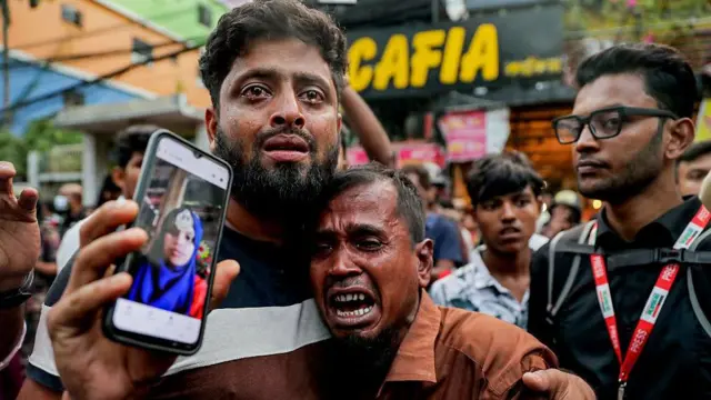 আগুনে পুড়ে বিকৃত হয়ে যাওয়ায় অনেকেই স্বজনের মরদেহ শনাক্ত করতে পারছেন না 