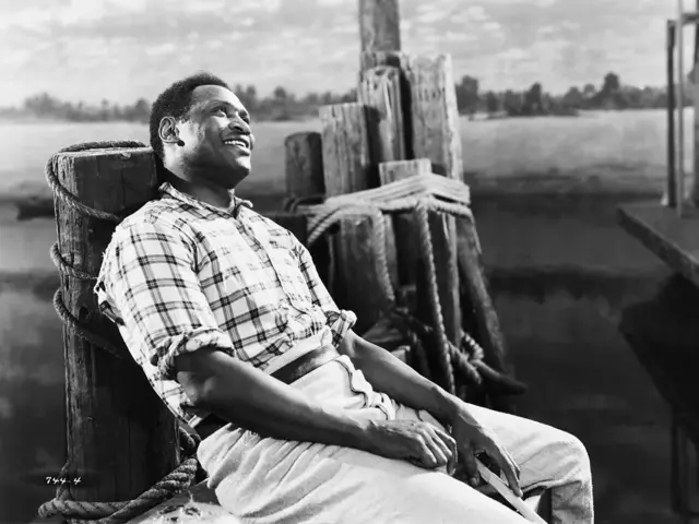 Robeson a joué dans la comédie musicale Show Boat de Hammerstein/Kern, puis dans la version hollywoodienne de 1936.