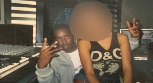 Bu fotoğrafta Combs'u kucağında oturan kız, 17 yaşında olduğunu ve tecavüze uğradığını iddia ediyor.