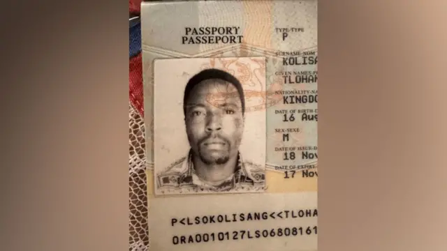 Foto do passaporte de Tlohang.