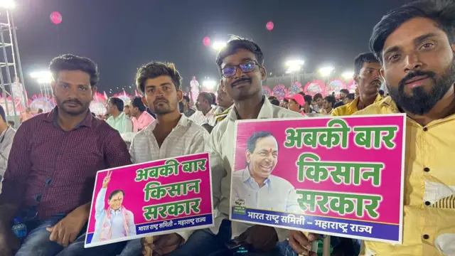 निलेश शिंदे त्यांच्या मित्रांसोबत.