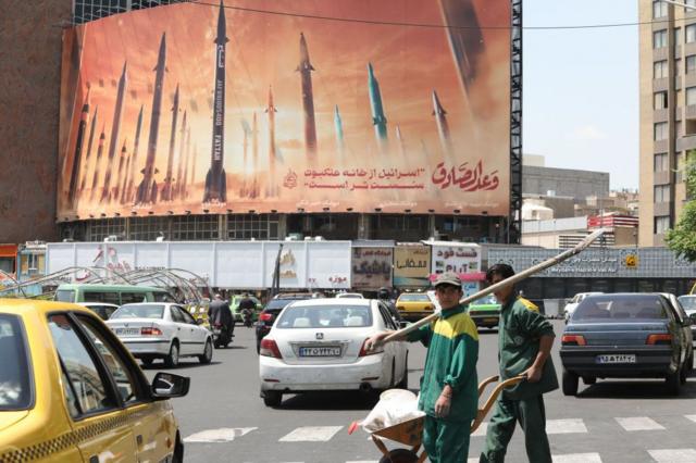 لوحة إعلانية تصور صواريخ إيرانية في طهران في 20 أبريل/نيسان 2024، بعد يوم من إعلان الإعلام الإيراني عن انفجارات في مقاطعة أصفهان وسط البلاد.