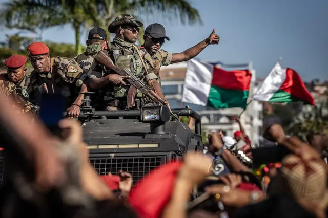 Ndị otu ngalaba ndịagha mba Madagaska a na-kpọ CAPSAT sonyere ndị na-eme ngagharịiwe chọrọ ka onyeisiala ha bụ Andry Rajoelina pụọ n'ọkwa. Nkea mere n'Ọktoba 14, 2025.