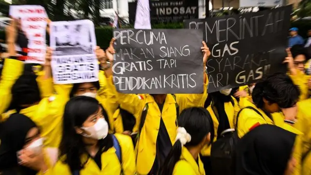 Sejumlah mahasiswa yang tergabung dalam BEM Seluruh Indonesia membawa poster saat berunjuk rasa di Jakarta, Senin (17/2/2025). 