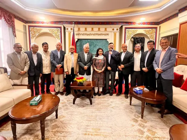 राष्ट्रपतिले विभिन्न व्यक्तिहरूसँग कुराकानी गरेका हुन्