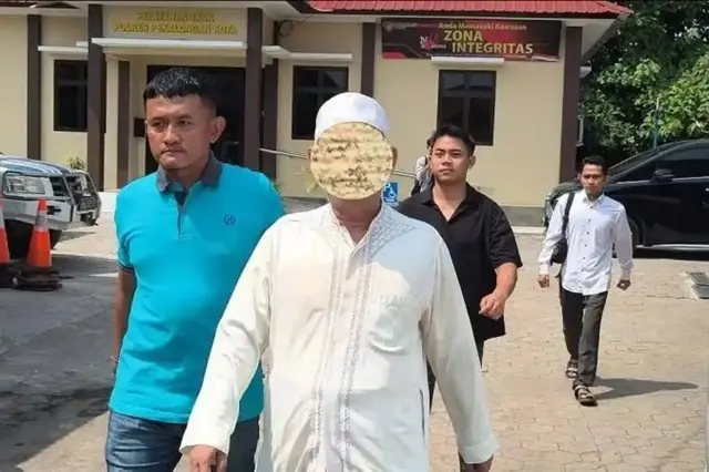 Pimpinan Ponpes Padepokan Padang Ati, AKF saat diamankan polisi, Rabu (27/05). AKF resmi jadi tersangka kasus percabulan terhadap santrinya. 