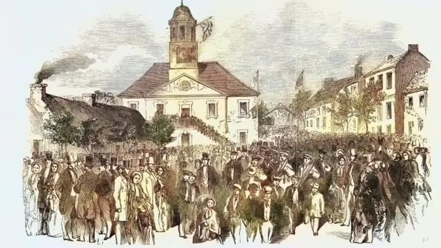 Un dibujo antiguo del Sanquhar Tolbooth con una bandera ondeando y mucha gente reunida cerca.