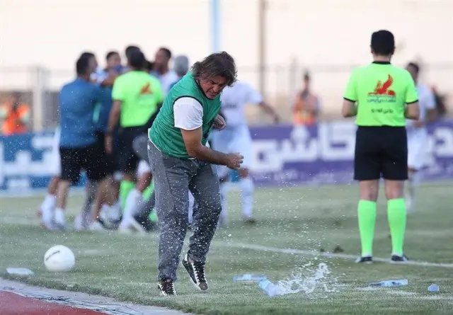 ریکاردو ساپینتو، در پایان مسابقه به سمت ماموران هلال احمر رفت و از آنها بابت رفتارش دلجویی کرد