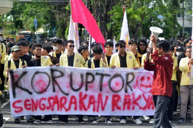 Mahasiswa sedang berdemonstrasi.