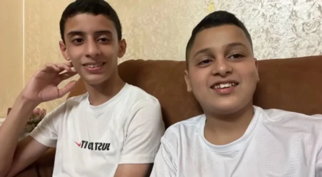 Basil (solda) ve o gün sokakta olduğu Adem'in ağabeyi Baha ile