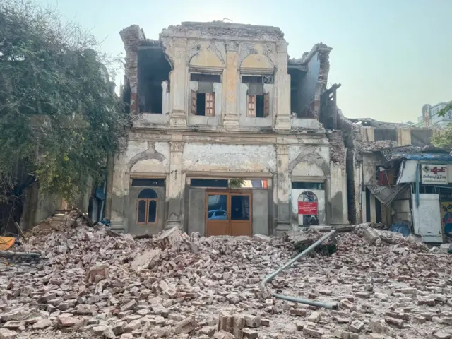 ဧပြီ ၂ ရက် ငလျင်ဒဏ်သင့်မန္တလေးမြို့ မြင်ကွင်းများ။ 