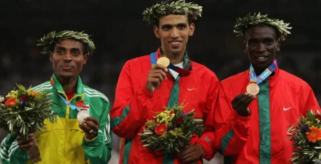 በ2004 በአቴንስ ኦሎምፒክ በ5,000 ሜትር ኪፕቾጌ ነሐስ ሲያገኝ ቀነኒሲሳ ብር አግኝቷል።