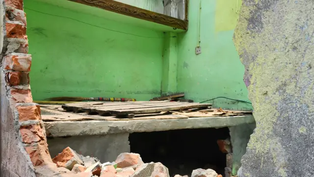 হরিজনদের ভাঙা ঘর