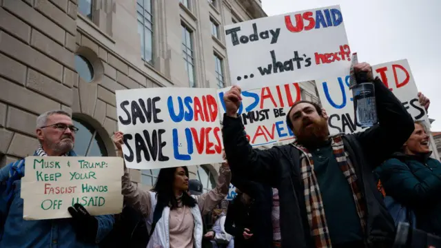 ဖေဖော်ဝါရီ ၃ ရက်က ဝါရှင်တန်မှာ USAID ဝန်ထမ်းနဲ့ ဝန်းရံသူတွေ ဆန္ဒထုတ်ဖော်နေကြစဉ်