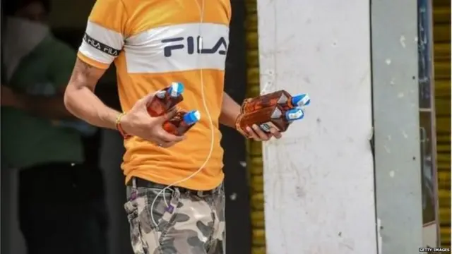 ਸ਼ਰਾਬ ਦੀਆਂ ਬੋਤਲਾਂ ਚੁੱਕੀ ਜਾ ਰਿਹਾ ਕੋਈ ਜਣਾ