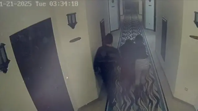 Emir Aras ve ailesi koridorda ilerliyor.