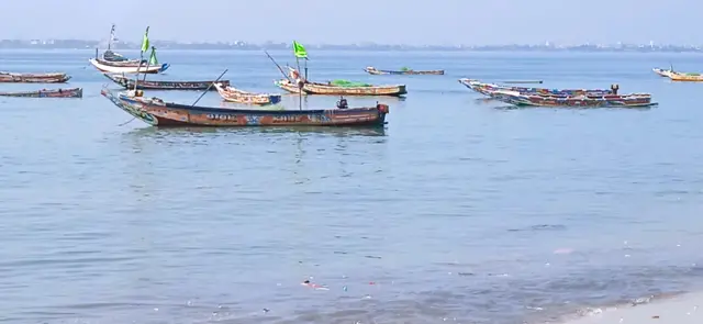 Des pirogues à la jetée.