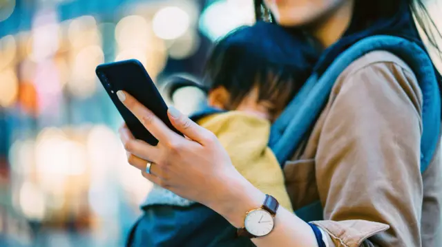 Di grup obrolan pesan instan inilah para ibu berbincang tentang berbagai kejadian, termasuk soal ruam, dan masalah pengasuhan anak.