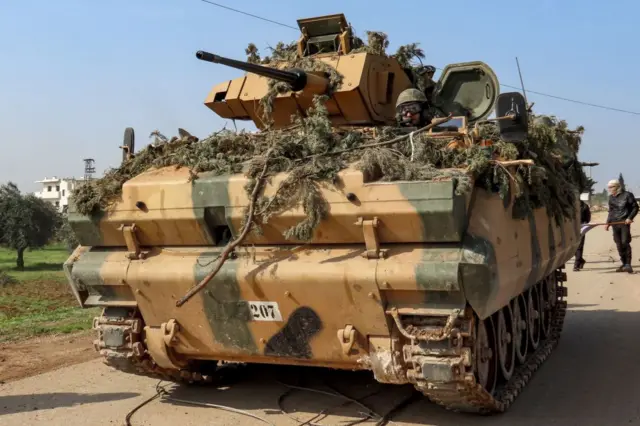 2020 yılında çekilmiş fotoğrafta İdlib'deki bir Türk ordusuna ait tank görülüyor. 