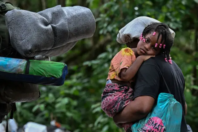 Niña de paso por la selva