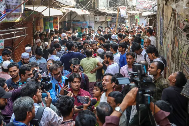 ভূমিকম্পের পর রাস্তায় মানুষের ভিড়