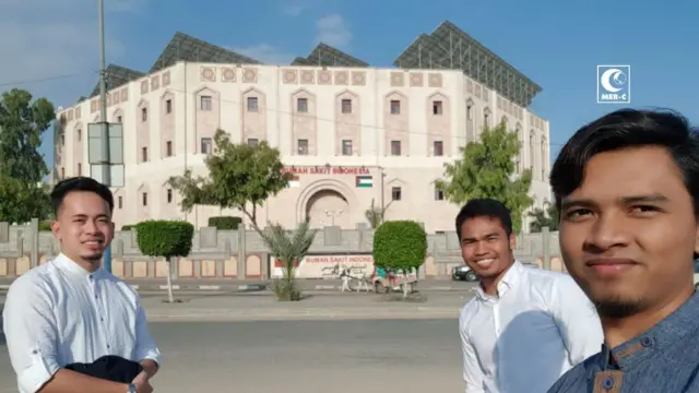 Ketiga relawan MER-C asal Indonesia yang bertugas di Rumah Sakit Indonesia, Gaza