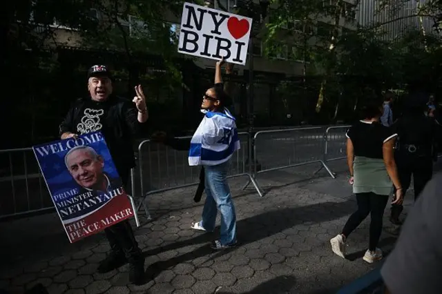 Abashigikiye umushikirangaji wa mbere wa Israel Benjamin Netanyahu igihe ashikiriza ijambo mu nama nkuru ya ONU i New York muri Nyakanga 2023