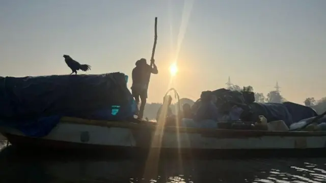 सध्या या होड्यांवर जन्मलेल्या मुलांपैकी नऊ इथेच मोठी होत आहेत. 