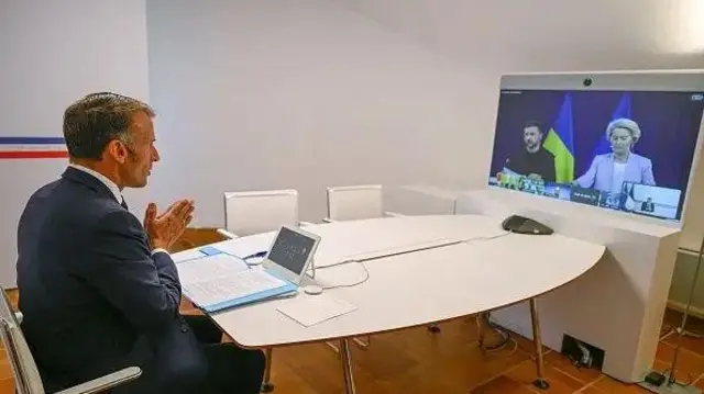 За брифінгом президента України та голови Єврокомісії уважно стежив президент Франції, який має взяти участь і у відеоконференції європейських лідерів з питання України, і у зустрічі з президентом США у Вашингтоні