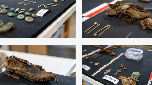 Imagem composta por quatro fotografias dispostas em forma de quadro. Na parte superior esquerda, observa-se uma insígnia de boné desgastada, com o emblema do regimento Royal Highlanders, além de pequenas cruzes. A imagem superior direita mostra três alfinetes metálicos e um pedaço de tecido com uma insígnia metálica. A imagem inferior direita mostra vários botões e insígnias do regimento Cameron Highlanders. A imagem inferior esquerda mostra a sola e o salto marrom desgastados da bota de um soldado.