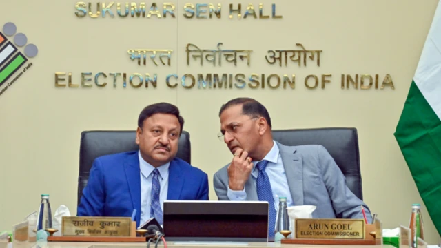 मुख्य निवडणूक आयुक्त राजीव कुमार आणि माजी निवडणूक आयुक्त अरुण गोयल.