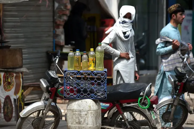 لاہور میں سڑک کنارے بوتلوں میں کھلا پیٹرول فروخت کیا جا رہا ہے۔