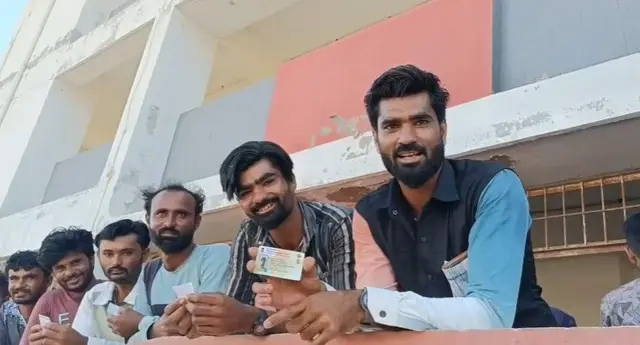 મતદાન, ગુજરાત, સ્થાનિક સ્વરાજ્ય આજે ગુજરાતમાં 15 મહાનગરપાલિકા, 84 નગરપાલિકા, 34 જિલ્લા પંચાયત તથા 260 તાલુકા પંચાયત માટે સામાન્ય ચૂંટણી માટે મતદાન યોજાશે. અમદાવાદ રાજકોટ વડોદરા સુરત જામનગર નવસારી મહેસાણા જામનગર ભાવનગર ગાંધીનગર કચ્છ ભૂજ જૂનાગઢ પોરબંદર અમરેલી પાટણ પાલનપુર બીબીસી ગુજરાતી ગુજરાત ચૂંટણી સ્થાનિક સ્વરાજ્યની સંસ્થાઓની ચૂંટણી જિલ્લા પંચાયત તાલુકા પંચાયત નગરપાલિકા મહાનગરપાલિકા