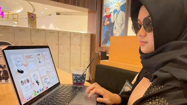 Olive memandang laptop di cafe anime