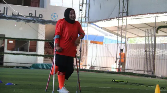 رزان تقف مستندة إلى عكازين