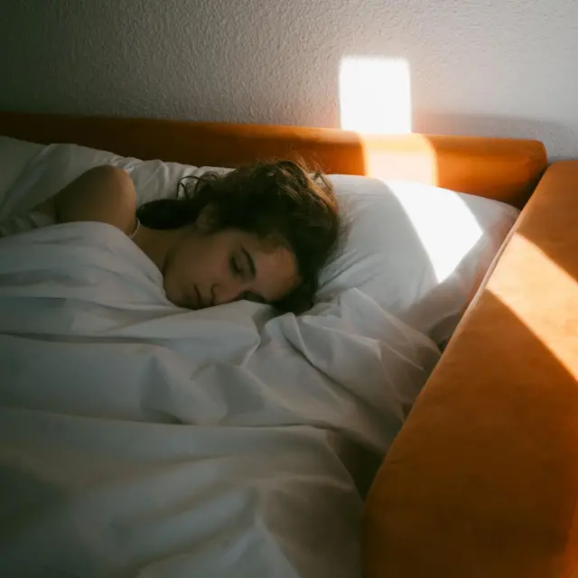 घर के अंदर लाइट जलाकर सोना