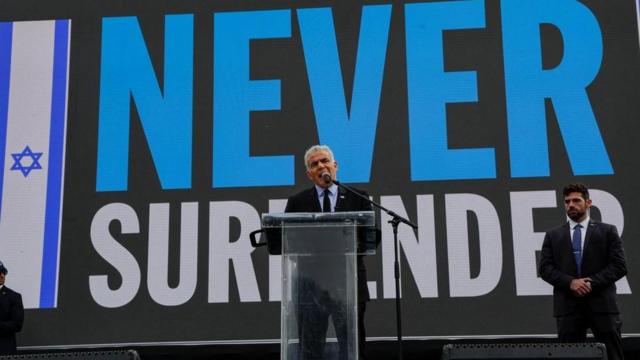 Político falando no palanque