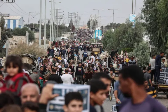 उत्तर ग़ज़ा से दक्षिण ग़ज़ा की ओर जाते परिवार